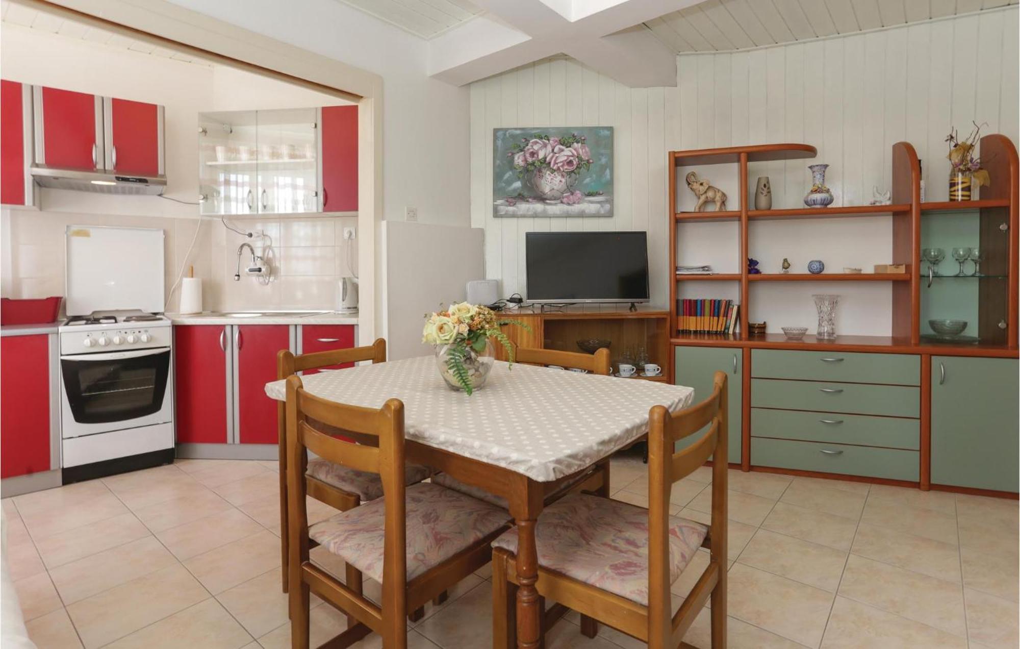2 Bedroom Stunning Apartment In Kastel Kambelovac Kastela Dış mekan fotoğraf