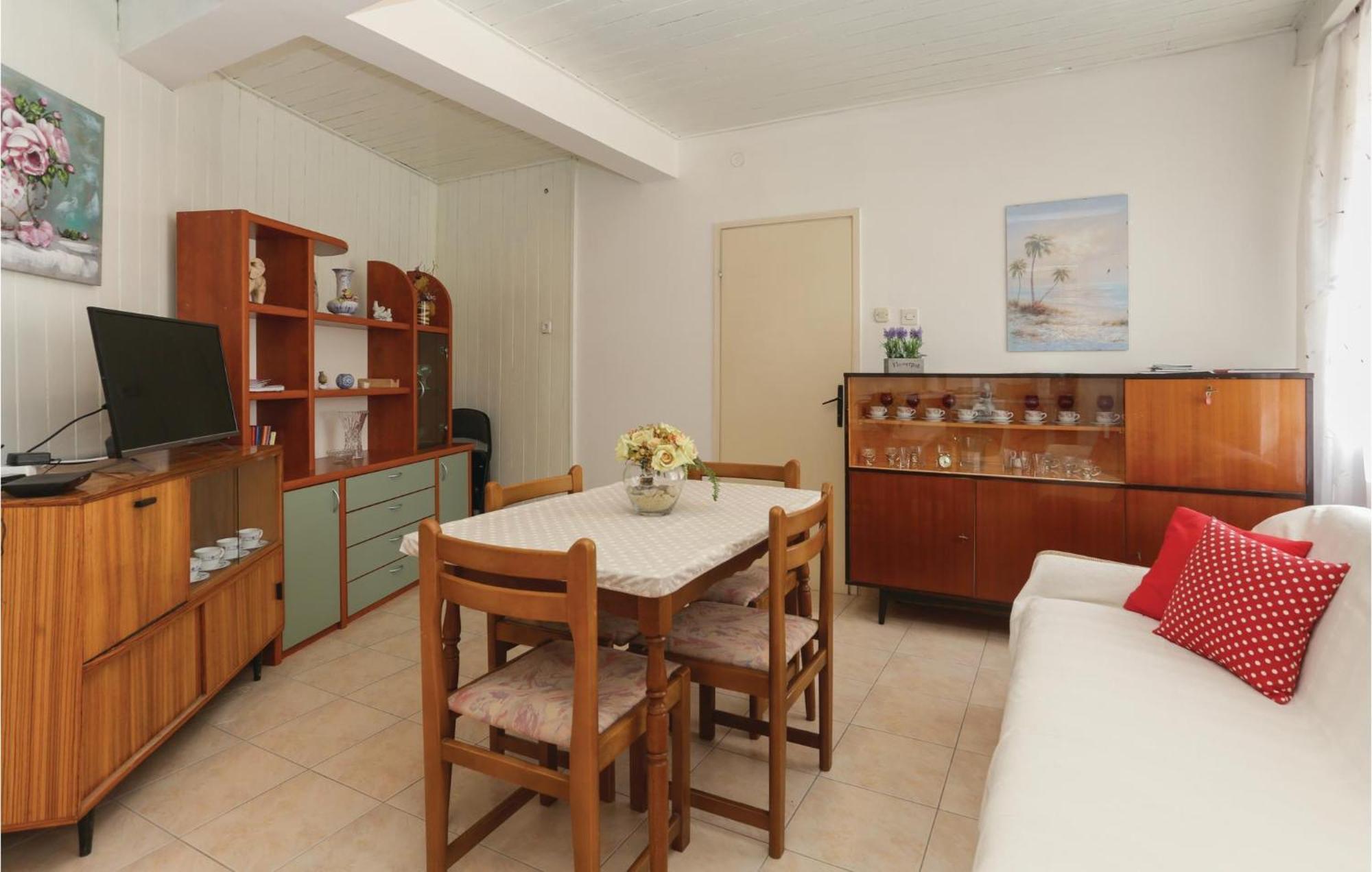 2 Bedroom Stunning Apartment In Kastel Kambelovac Kastela Dış mekan fotoğraf
