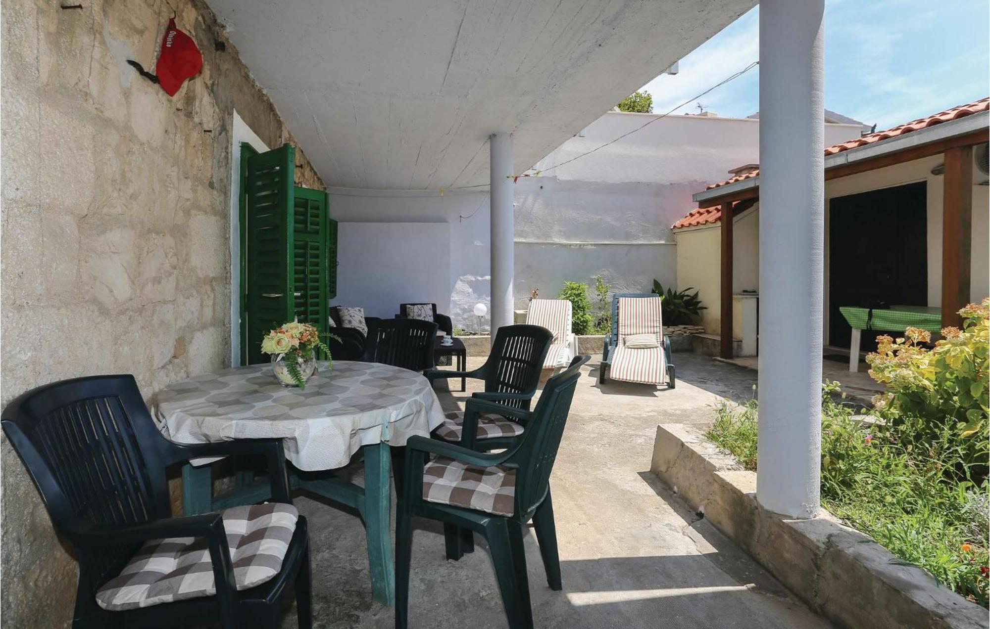2 Bedroom Stunning Apartment In Kastel Kambelovac Kastela Dış mekan fotoğraf